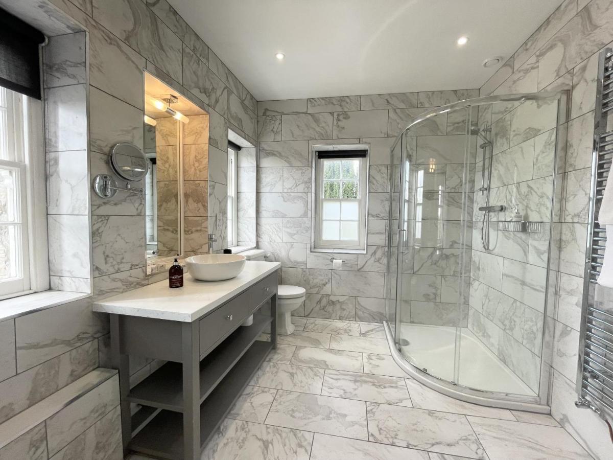 The Mount Somerton Retreat - Nr Bruton, Glastonbury, The Spectacular Wells Cathedral, Millfield School, Leonardo Helicopters, Yeovilton Bilik gambar