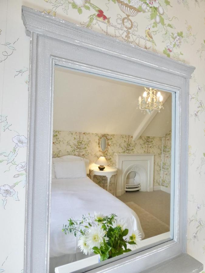 The Mount Somerton Retreat - Nr Bruton, Glastonbury, The Spectacular Wells Cathedral, Millfield School, Leonardo Helicopters, Yeovilton Bilik gambar